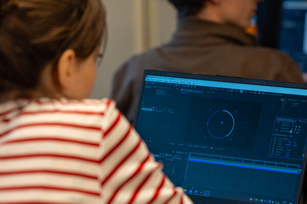 Etudiante sur logiciel Adobe