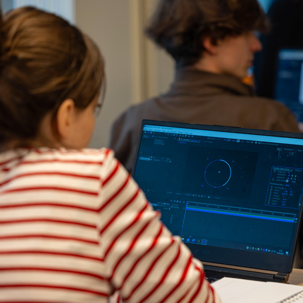Etudiante sur logiciel Adobe