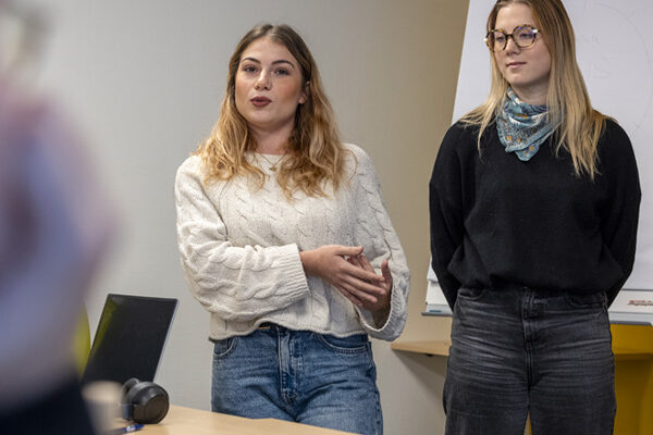 Etudiantes en présentation orale