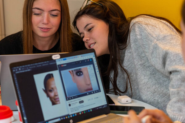 Etudiantes en travail de groupe sur Photoshop