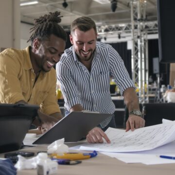 Deux chefs de projet événementiel